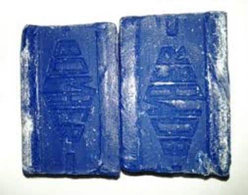 Les Jamaïcains utilisent le "cake soap" un carré très bleu avec lequel ils frottent les vêtements. Et qui les décape. Fort. Donc si vous souhaitez confier votre linge à laver sur place, vous êtes prévenus.