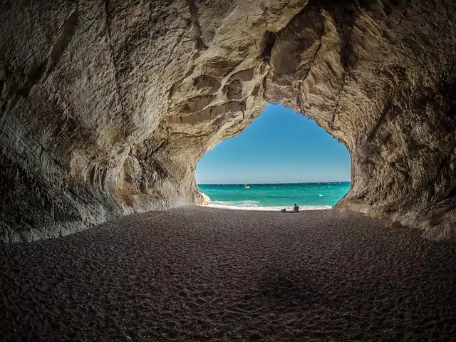Plage déserte et route côtière en Sardaigne au printemps