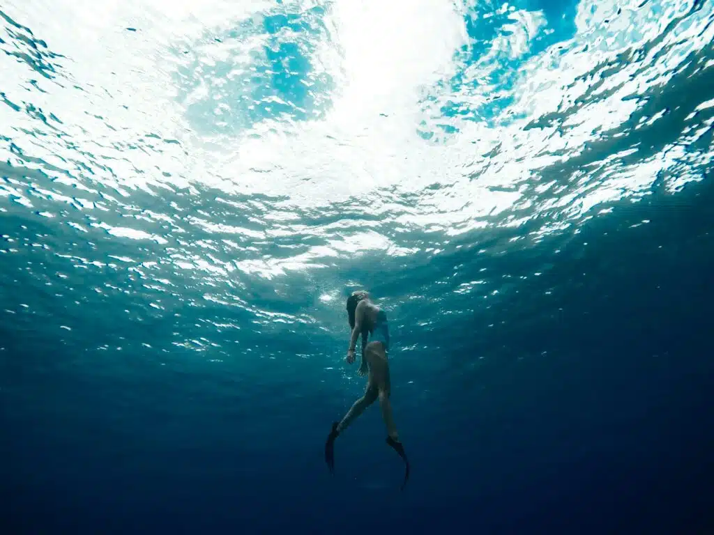 Paysage sous-marin en Jamaïque avec récif corallien et eau turquoise