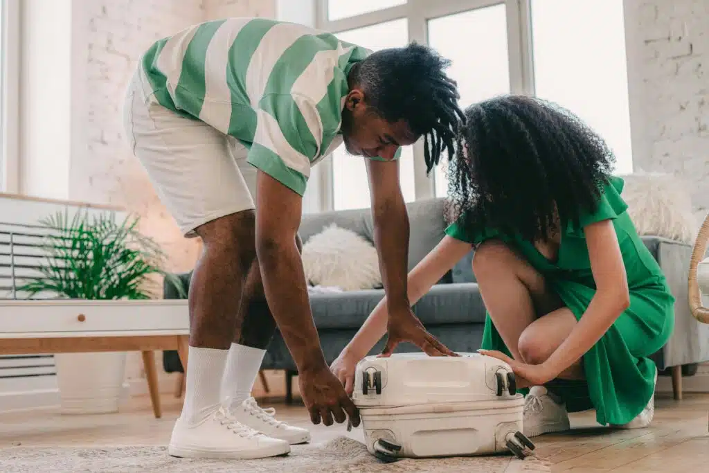 copule en train de faire leur valise pour partir en voyage avec Gomaggie