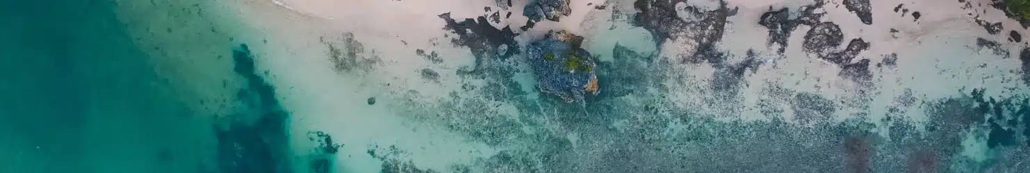 Jamaïque, vue aérienne d'une plage et de la mer des Caraïbes