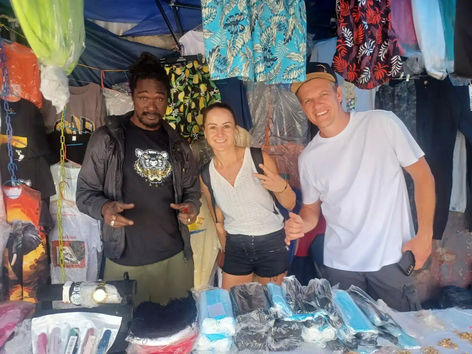 rencontre-marche-local-jamaique-gomaggie rencontre authentique avec un vendeur local sur un marché en Jamaïque